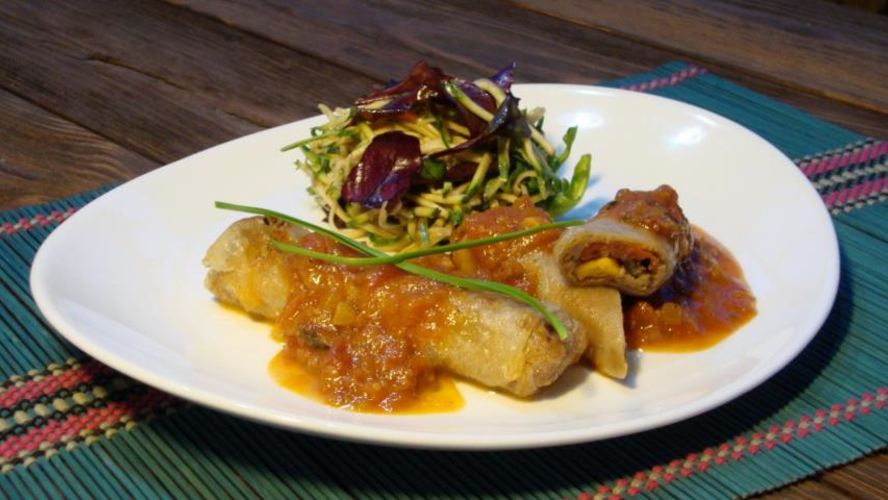 Рецепт спринг-роллы с рийетом из телятины и цыпленка, начинкой из черемши, салатом из цуккини и соусом ромеско