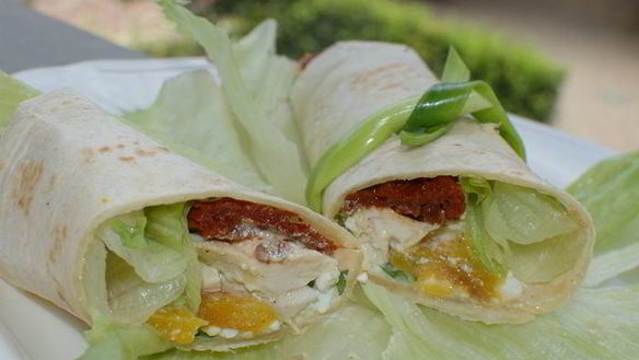 Рецепт Тортилья-роллы с курицей, творогом и вялеными помидорами