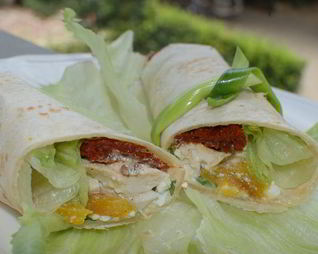 Тортилья-роллы с курицей, творогом и вялеными помидорами