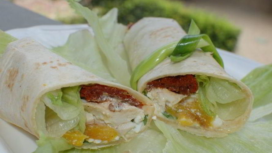 Рецепт тортилья-роллы с курицей, творогом и вялеными помидорами