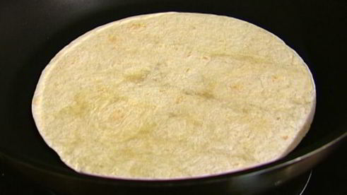 тортилья-роллы с курицей, творогом и вялеными помидорами