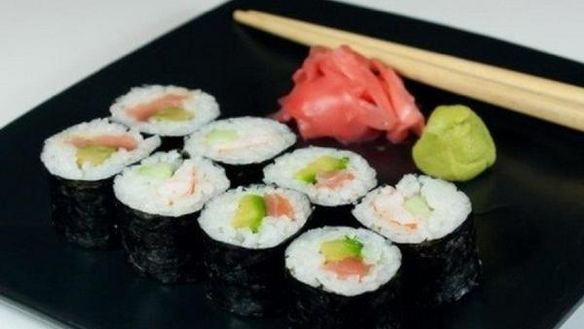 Рецепт Японские роллы с лососем, авокадо и огурцом