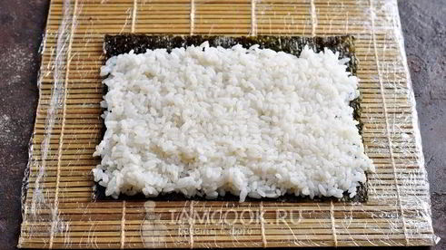 запеченные роллы с креветками