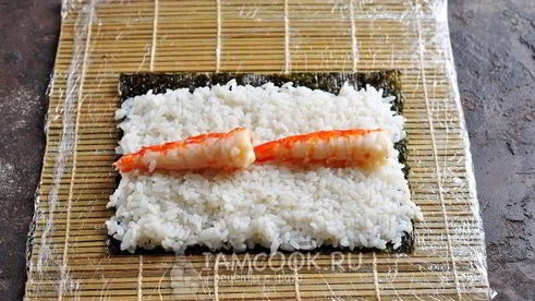 запеченные роллы с креветками
