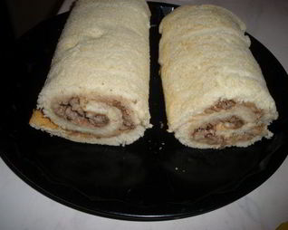 Бисквитный рулет с орехами