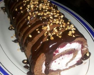 Бисквитный рулет с птичьим молоком и ягодами