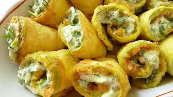 Рецепт Кабачковые рулетики с огуречно-сырной пастой