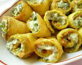 Кабачковые рулетики с огуречно-сырной пастой