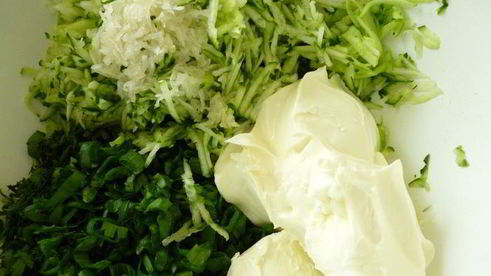 кабачковые рулетики с огуречно-сырной пастой