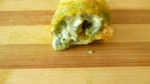 кабачковые рулетики с огуречно-сырной пастой