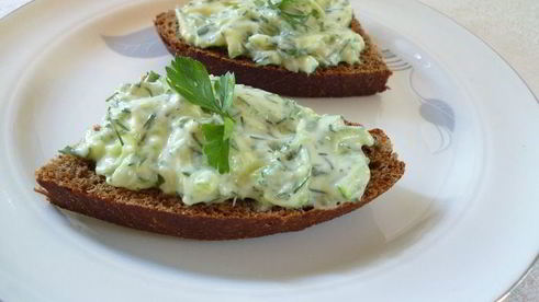 кабачковые рулетики с огуречно-сырной пастой