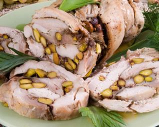 Куриный рулет с фисташками