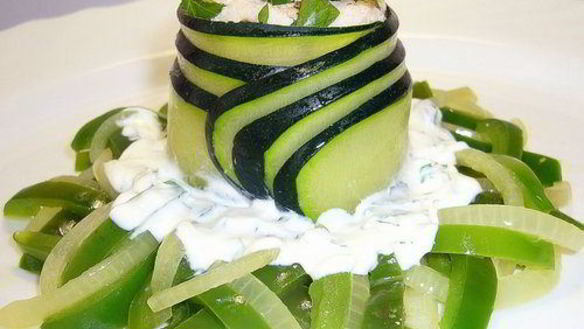 Рецепт Куриный рулет в цукини с имбирно-луковым соусом