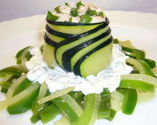 Куриный рулет в цукини с имбирно-луковым соусом