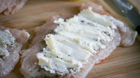 куриные рулетики в беконе