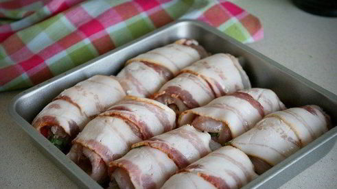 куриные рулетики в беконе