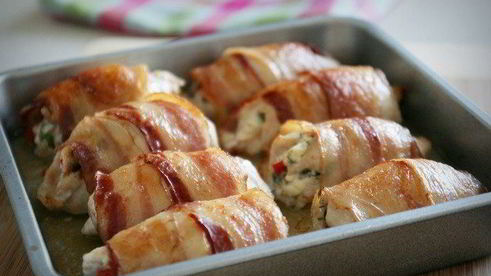 куриные рулетики в беконе