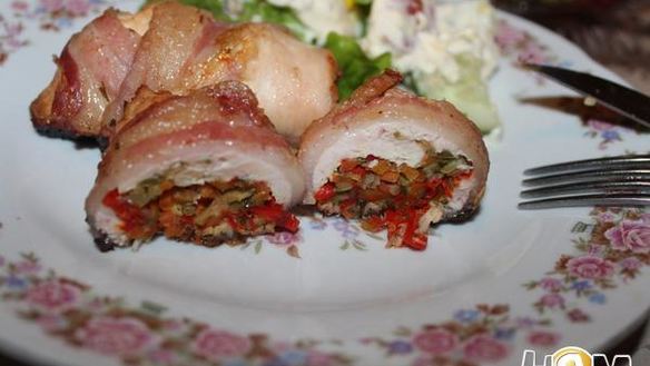 Рецепт Куриные рулеты с овощами и грудинкой
