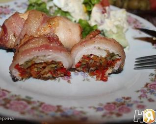 Куриные рулеты с овощами и грудинкой
