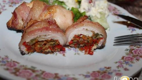 куриные рулеты с овощами и грудинкой