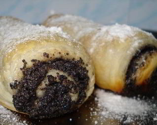 Маковый рулет из слоеного теста