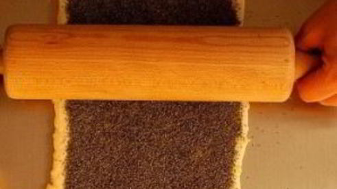 маковый рулет из слоеного теста