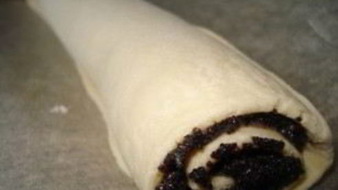 маковый рулет из слоеного теста