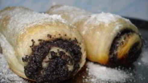 маковый рулет из слоеного теста