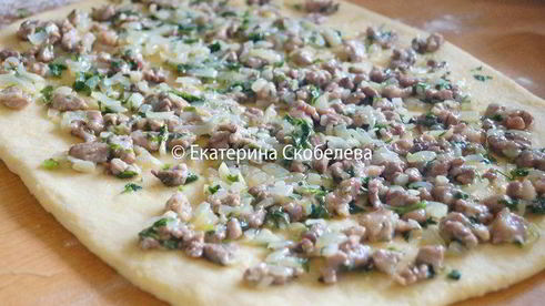 мекленбургский картофельный рулет с начинкой из мяса и зелени