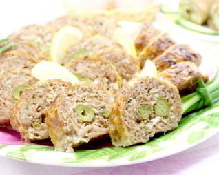 Мясной рулет с маринованными огурчиками