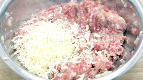 мясной рулет с маринованными огурчиками