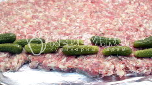мясной рулет с маринованными огурчиками