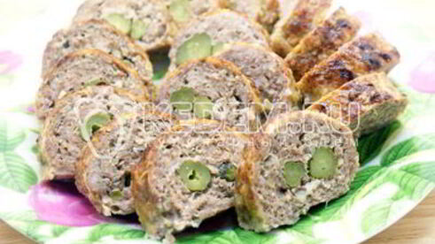 мясной рулет с маринованными огурчиками