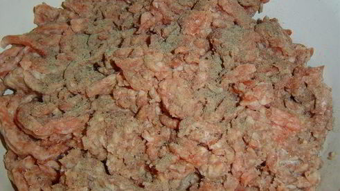 мясной рулет с языком и орехами