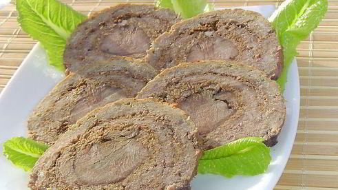 мясной рулет с языком и орехами