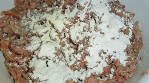 мясной рулет с языком и орехами