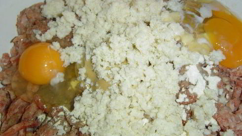 мясной рулет с языком и орехами