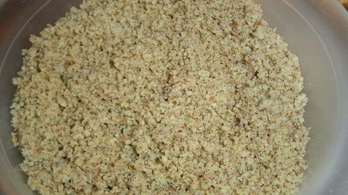 мясной рулет с языком и орехами