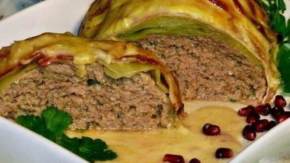 Рецепт Мясной рулет в сливочно-сырном соусе