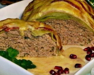 Мясной рулет в сливочно-сырном соусе