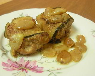 Мясные рулетики с соусом из винограда