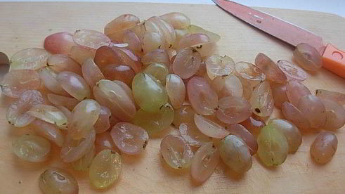 мясные рулетики с соусом из винограда