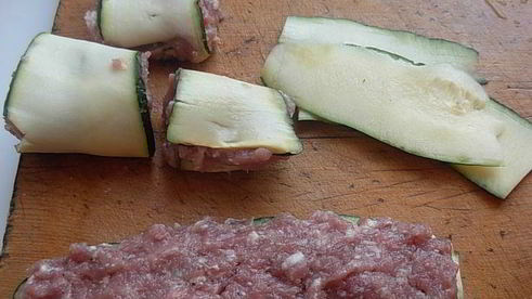 мясные рулетики с соусом из винограда