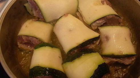 мясные рулетики с соусом из винограда