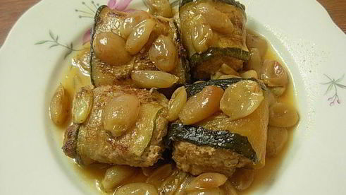 мясные рулетики с соусом из винограда