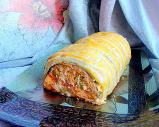 Острый лососевый рулет в тесте