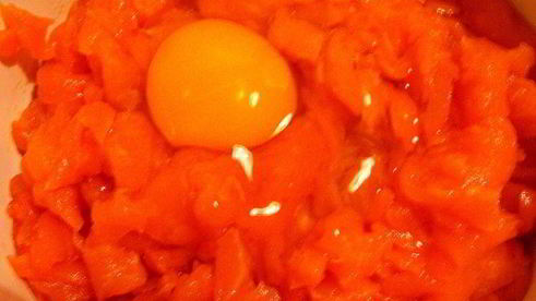 острый лососевый рулет в тесте