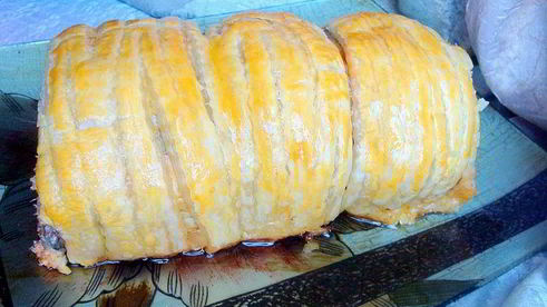 острый лососевый рулет в тесте