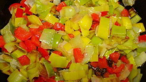 острый лососевый рулет в тесте