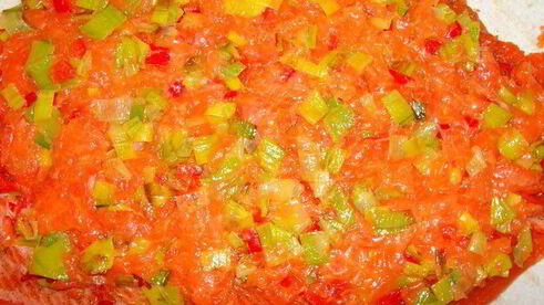 острый лососевый рулет в тесте